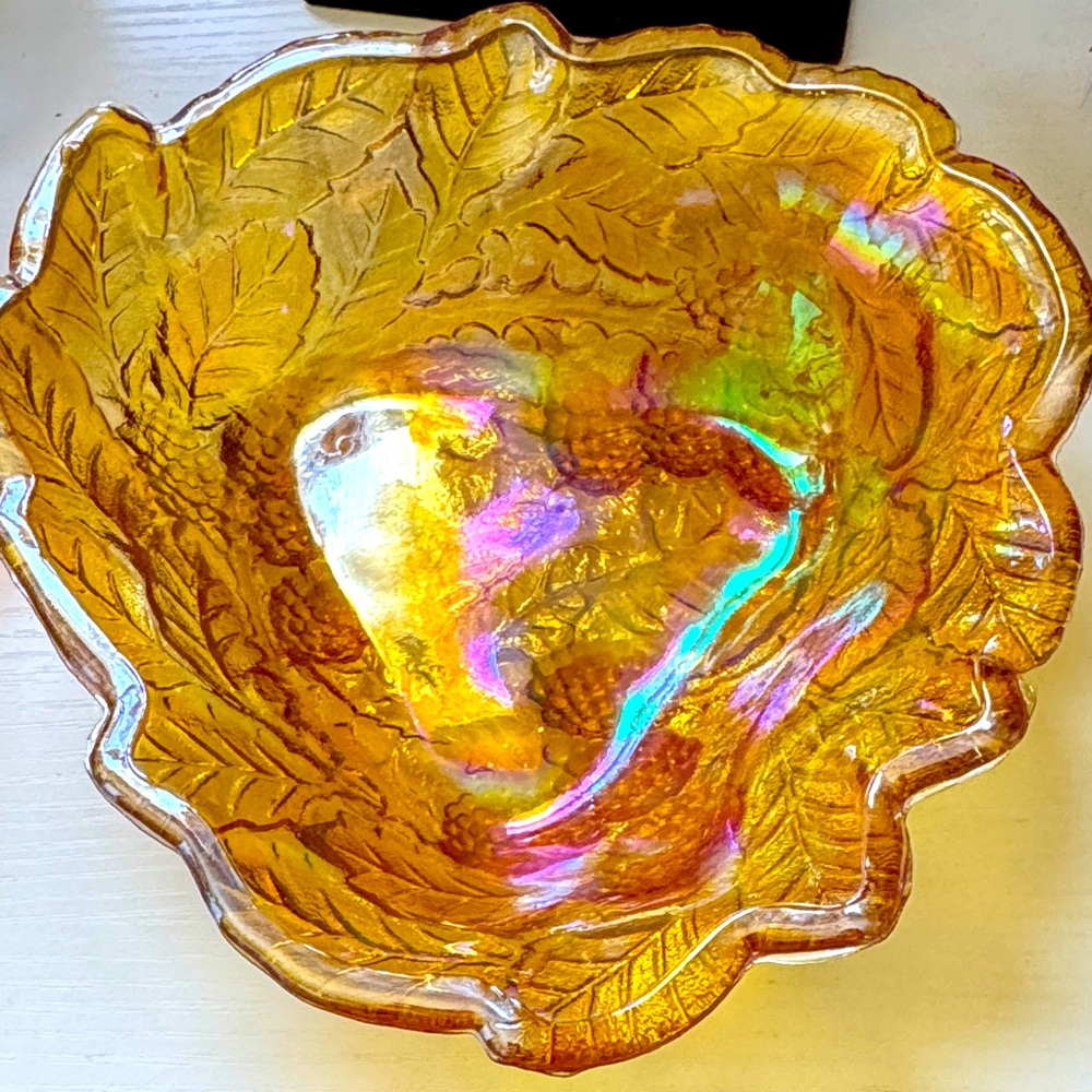 Vintage Imperial Marigold Carnival Grape Leaf Shape Glass Scalloped Bowl Dish 7"